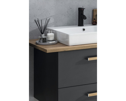 Meuble sous-lavabo avec lavabo, robinet et accessoires sur un plateau en bois