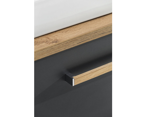 Detail eines Waschtischunterschranks mit Griff