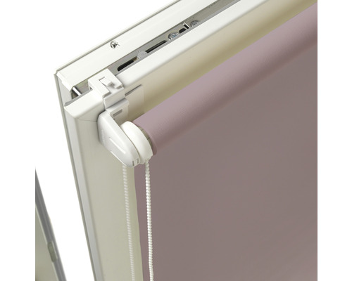 Vue détaillée d''un store enrouleur avec commande latérale sur le cadre de la fenêtre