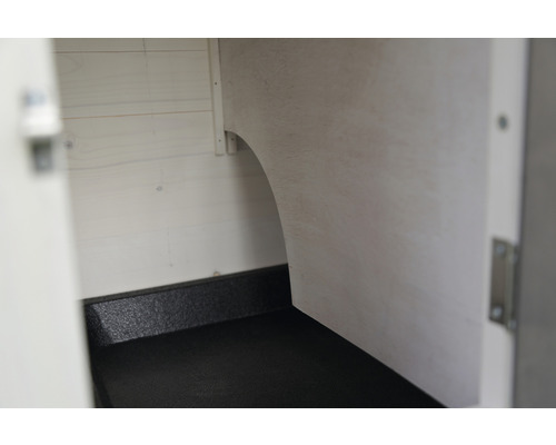 Innenansicht eines Schranks mit Holzwänden und schwarzem Boden