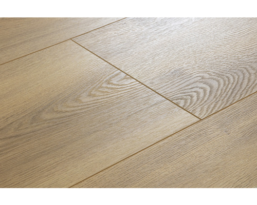 Nahaufnahme von hellem Laminatboden mit Holzstruktur