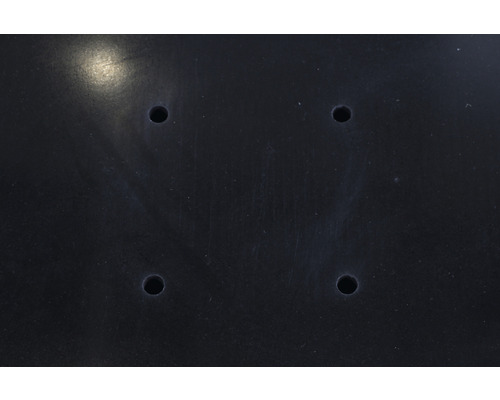 Plaque noire avec quatre trous