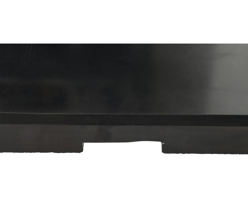 Vue de dessous d''une façade de meuble noire