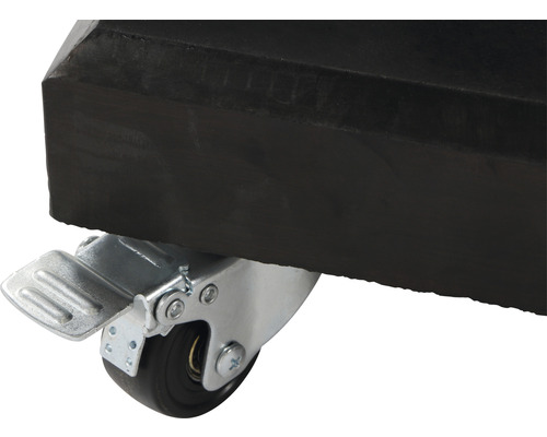 Gros plan d''une roulette de transport avec frein de stationnement sous une plaque de bois