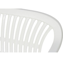 Detailansicht einer weißen Gartenstuhl-Rückenlehne aus Kunststoff mit vertikalen Schlitzen.