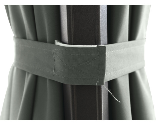 Detailaufnahme einer grauen Pavillonseitenwand mit Befestigungsband am Pavillonpfosten