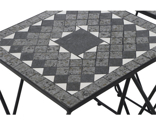 Detailansicht eines quadratischen Gartentisches mit Mosaikmuster und Metallgestell