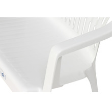 Detailansicht eines weißen Gartenstuhls aus Kunststoff mit Armlehne