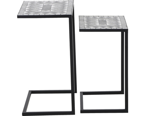 Zwei Beistelltische mit Mosaikplatte und Metallgestell.