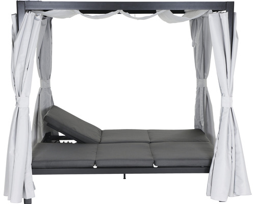Gartenliege mit Vorhängen für den Außenbereich