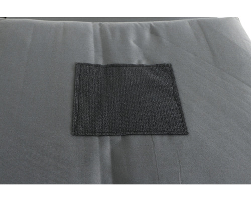 Detailansicht einer grauen Schutzhülle mit aufgenähter, rechteckiger Tasche