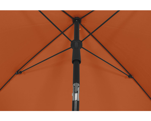 Detailansicht eines geöffneten Sonnenschirms mit Fokus auf Gestell und Mechanismus