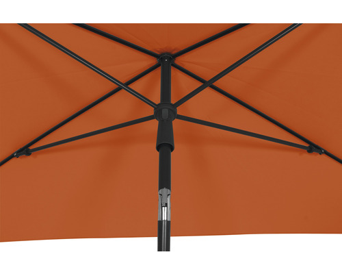 Detailansicht eines Sonnenschirms mit Gestell und Bezug