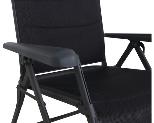 Gros plan d''une chaise de camping noire avec accoudoir