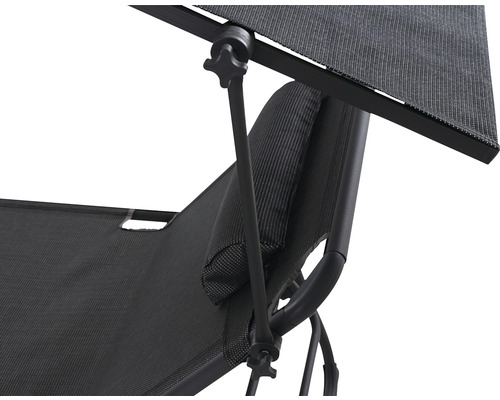 Vue détaillée d''un transat avec pare-soleil et oreiller