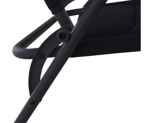 Detailansicht eines Stuhls mit Metallgestell und Netzstoffbezug