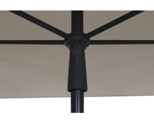 Detailansicht vun engem Sonneschirm mat Gestell a Bezuch