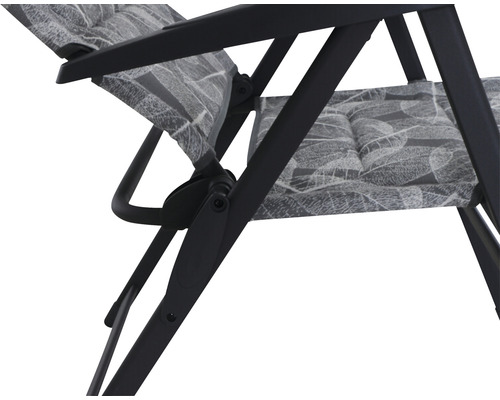 Detailansicht eines Gartenstuhls mit Blattmuster