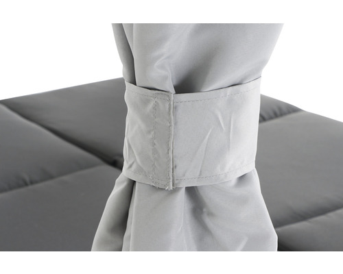 Detailaufnahme einer Gardine mit Halterung