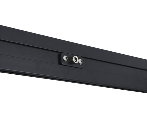 Detailaufnahme einer Metallkonstruktion mit Schraubenbefestigung