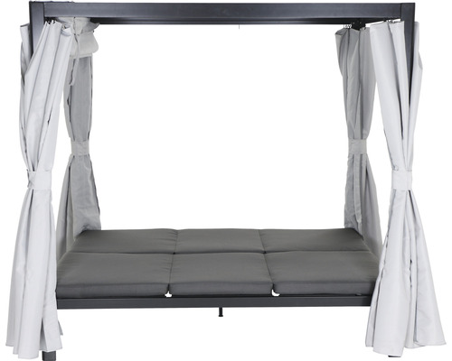 Gartenlounge mit Vorhängen und Polsterauflage