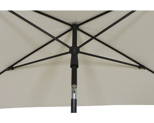 Detailaufnahme eines Sonnenschirms mit schwarzem Gestell und hellem Bezug