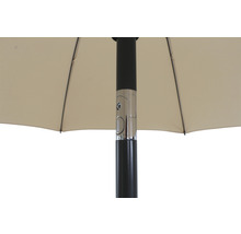 Vue détaillée d''un parasol avec mât et éléments de commande