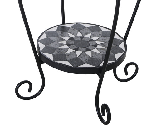 Detailansicht eines Beistelltisches mit Mosaikplatte und Metallgestell