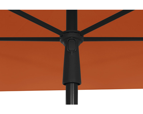 Detailansicht eines rechteckigen Sonnenschirms mit schwarzem Gestell und Schirmbespannung