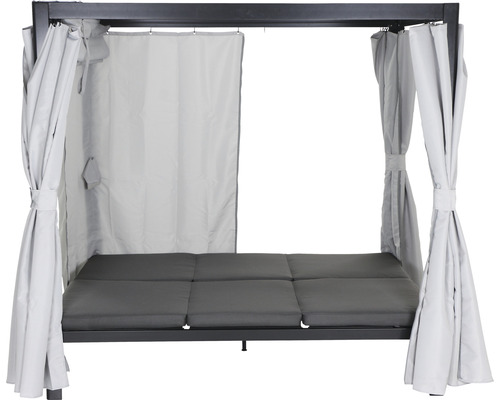 Gartenlounge mit Vorhängen und Polsterauflagen