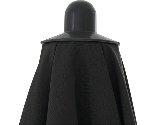 Detailansicht eines Sonnenschirms mit Stoffbespannung und Verschlusskappe