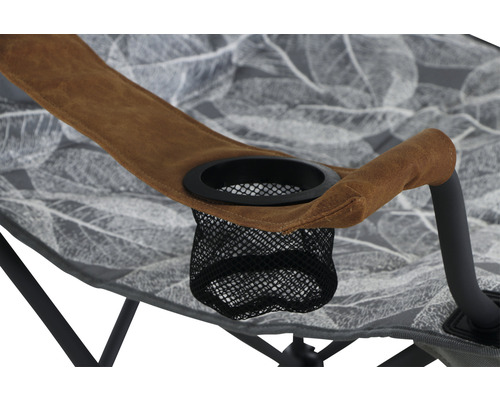 Detailansicht eines Campingstuhls mit Getränkehalter