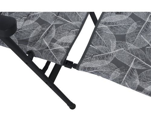 Detailansicht eines Gartenstuhls mit Blattmuster