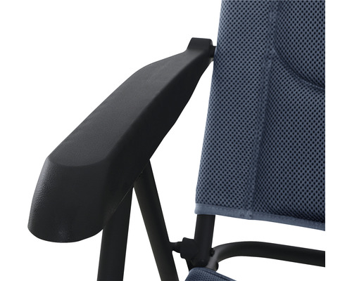 Detailansicht eines Campingstuhls mit Armlehne und Netzstoff