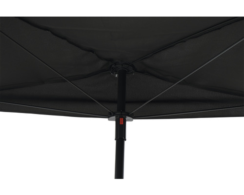 Unterseite eines Sonnenschirms mit Streben und Mittelstange