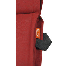 Gros plan d''un coussin rouge pour chaise de jardin avec le logo Siena Garden.