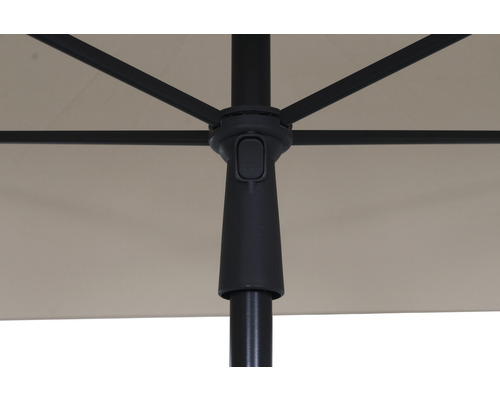 Detailansicht eines Sonnenschirms mit schwarzem Gestell und beigem Schirm