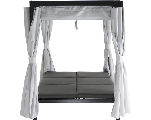 Gartenlounge mit Vorhängen und Polsterauflagen