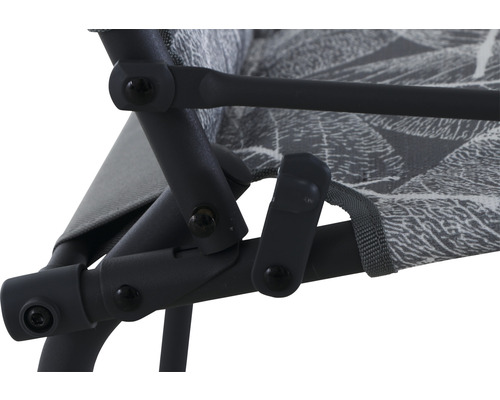 Gros plan sur une chaise de camping avec motif de feuilles