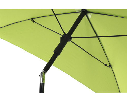 Detailansicht eines Sonnenschirms mit schwarzem Gestell und Bespannung