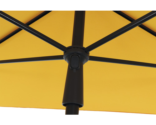 Vue détaillée d''un parasol avec armature et mécanisme