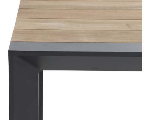 Vue détaillée d''une table de jardin avec plateau en bois et structure en métal