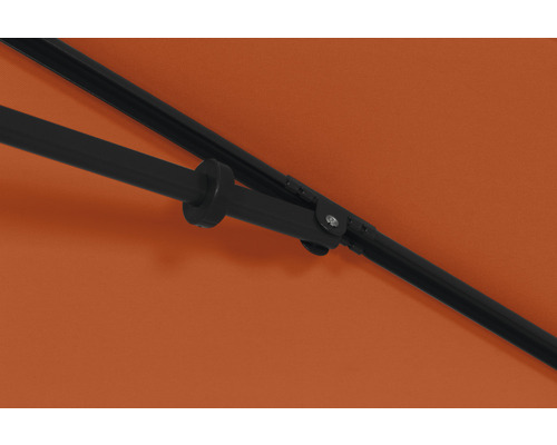 Detailansicht eines Sonnenschirms mit schwarzem Gestell und Schirmdach