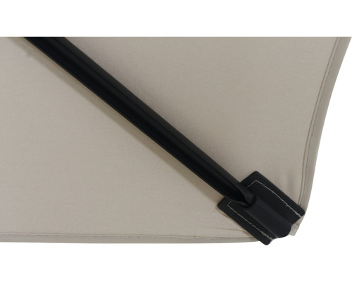 Detailaufnahme eines Sonnenschirms mit schwarzem Gestell