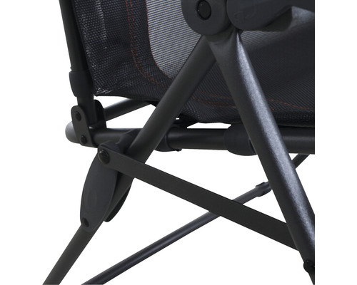 Gros plan du châssis d''une chaise de camping en métal.