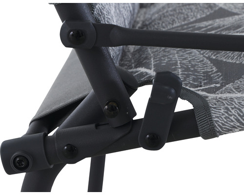 Vue détaillée d''une chaise de camping avec cadre gris et revêtement à motifs.