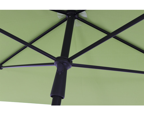 Vue de dessous d''un parasol ouvert avec armature métallique