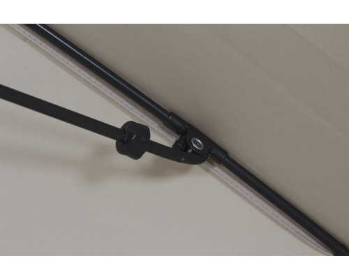 Detailansicht eines Sonnenschirms mit Streben und Mechanismen zur Spannung des Schirmdachs.