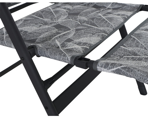 Detailansicht eines Campingstuhls mit Blattmuster