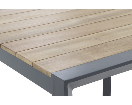 Vue détaillée d''un plateau de table de jardin en bois avec un cadre métallique gris